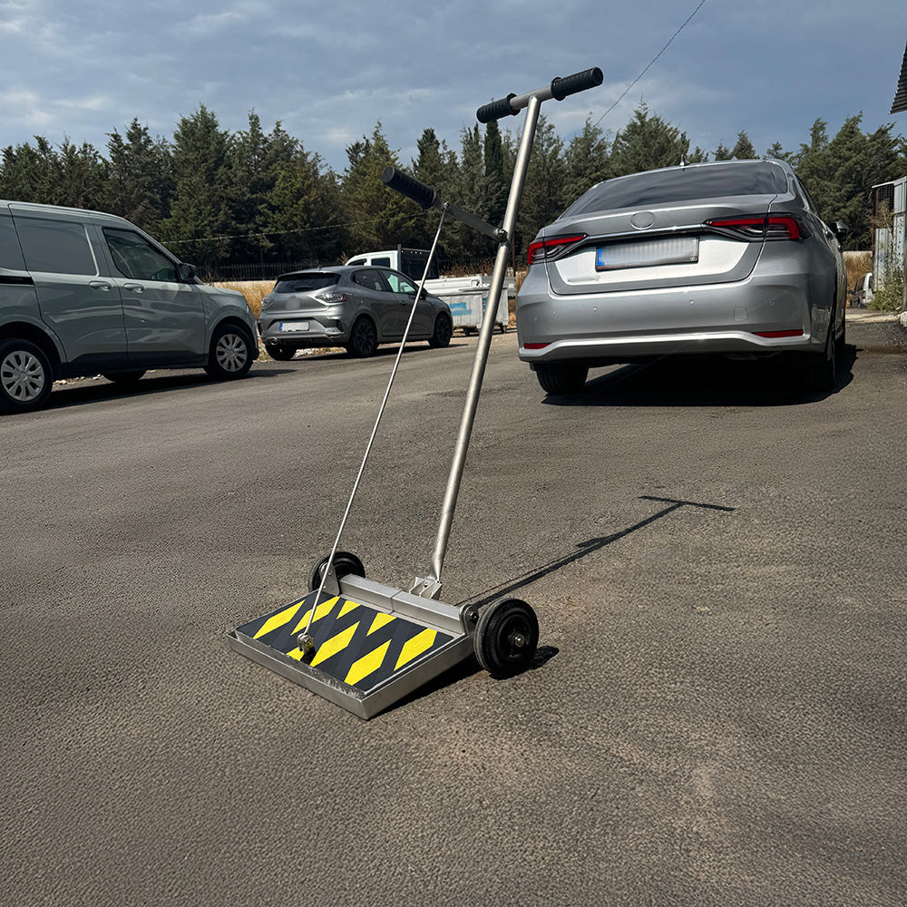 400x200x30 mm Easy-Clean Magnetic Sweeper – Compact, Practical, and Efficient Metal Collection Tool
